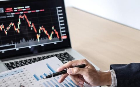 Zlavy na financnych trhoch pokracuju